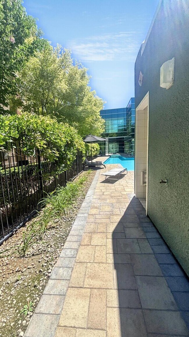 Building Photo - Lovely 2-Bedroom Condo with Convenient Acc...