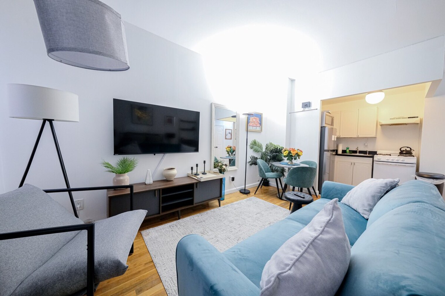 Building Photo - 305 E 95th St