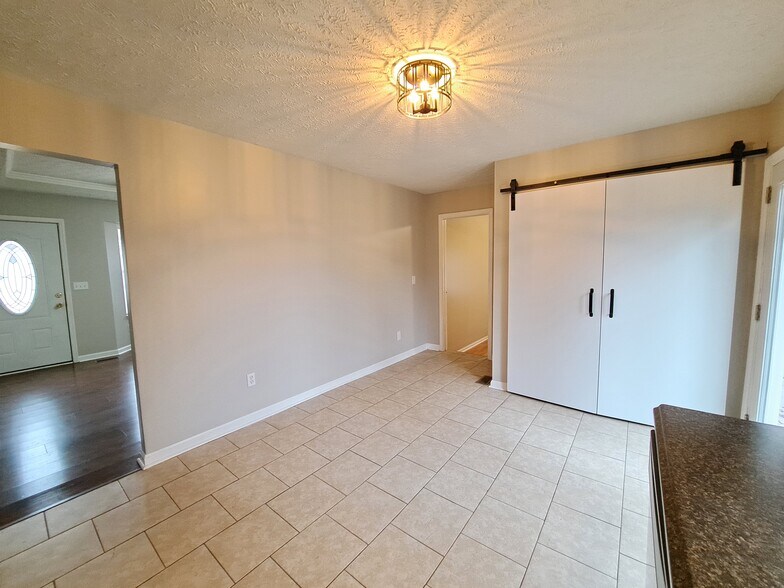 Building Photo - 1613 Cedar Tree Ln