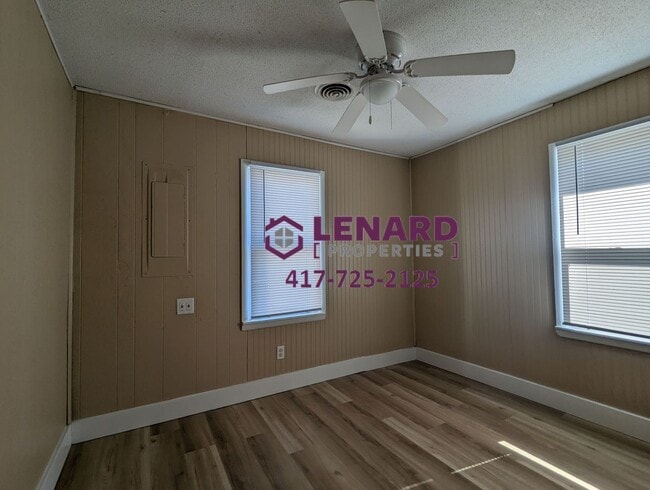 Building Photo - Charming 3 Bedroom House!