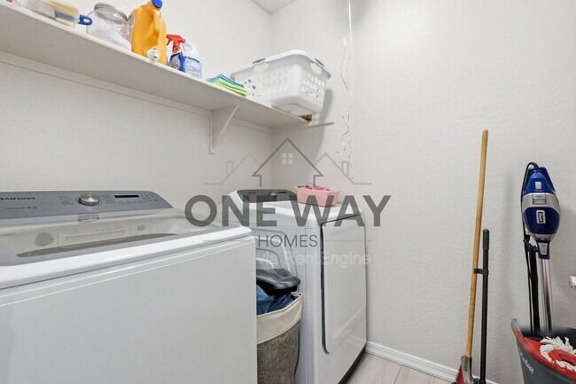 Building Photo - 392 S 194th Ln