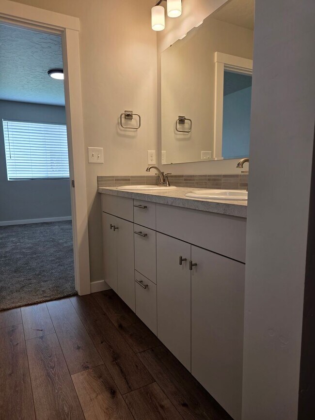 Building Photo - Like new 4 Bedroom Home