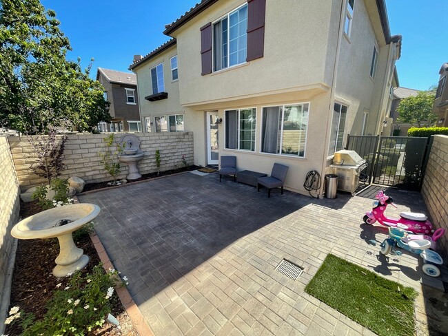 Building Photo - COMING SOON! Charming 3-Bedroom Townhome w...