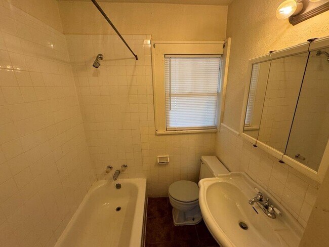 Building Photo - Tons of possibilities here!  3 bedrooms pl...