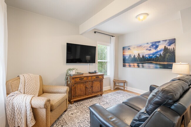 Building Photo - 560 H St