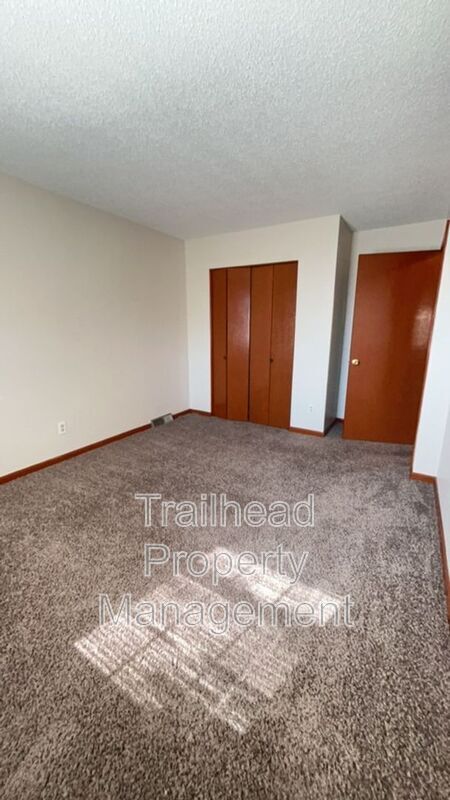 Building Photo - 825 Dains Ct