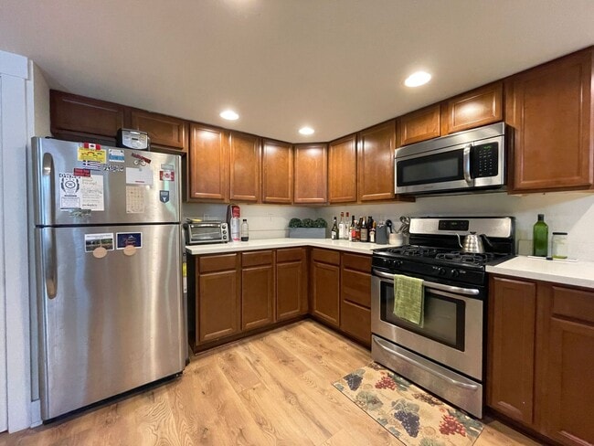 Building Photo - Fantastic Lower Duplex Unit with Washer/Dr...