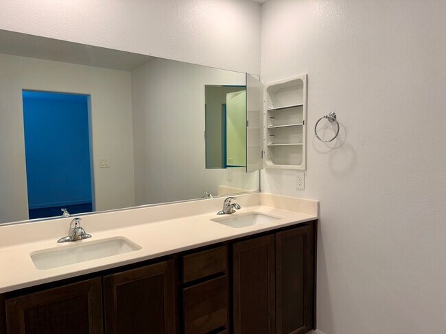 Building Photo - 3 BED 2.5 BATH 2 CAR GARAGE TOWNHOUSE WITH LOFT, COMMUNITY POOL & PARK!