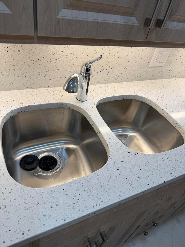 Building Photo - 4067 Yarmouth E