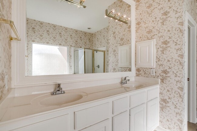 Building Photo - Amazing Town Home in Arlington Heights- West Fort Worth Living- 3 Bed, 2.5 Bath- 76107