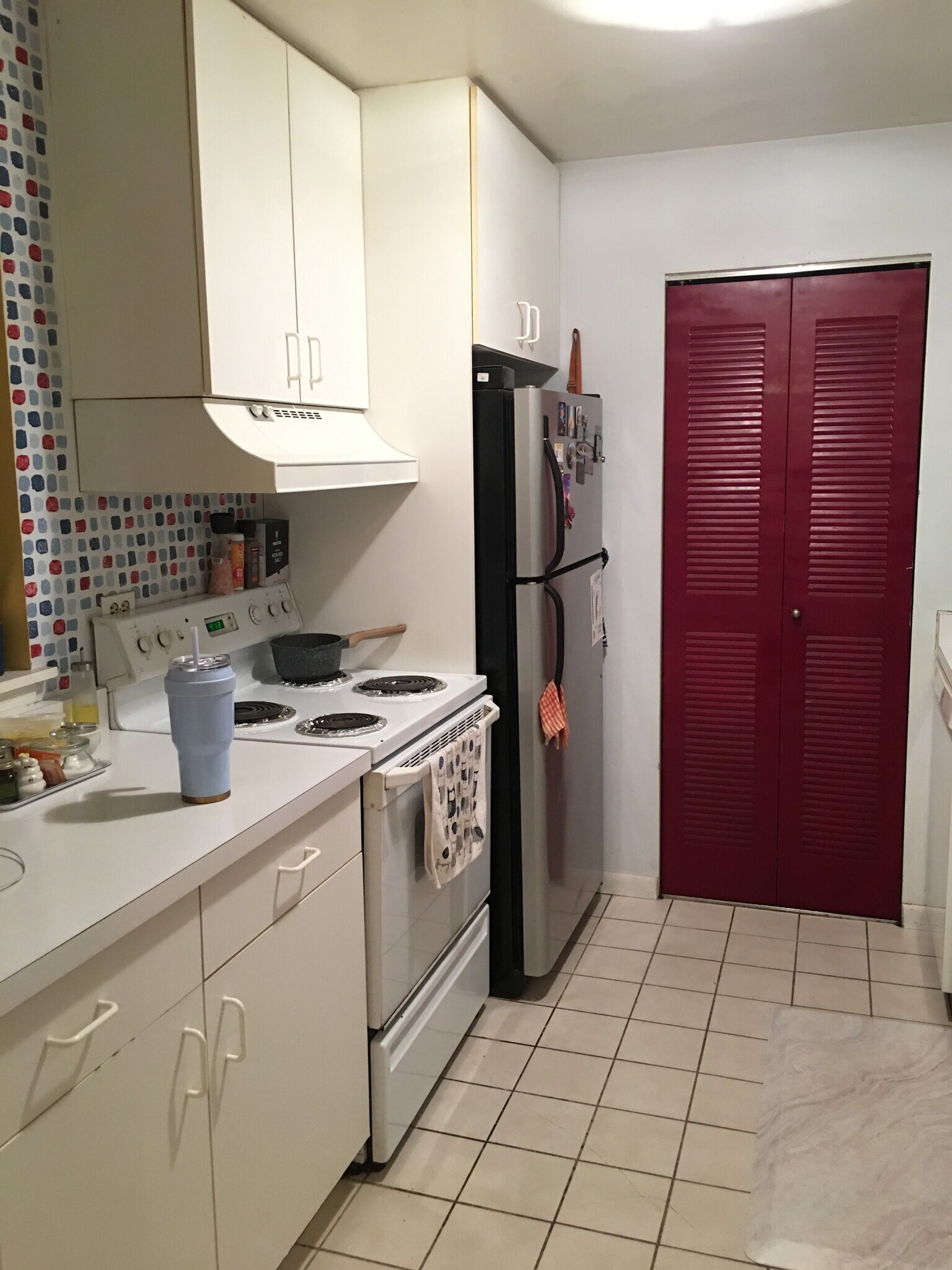 Kitchen (Stove and Refrig) - 800 N Lakeside Dr, 2B
