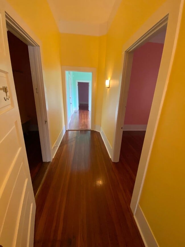 Building Photo - 215 Versailles Blvd