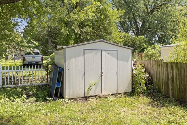 Building Photo - Cozy 3-Bedroom Ranch with Garage in Charmi...