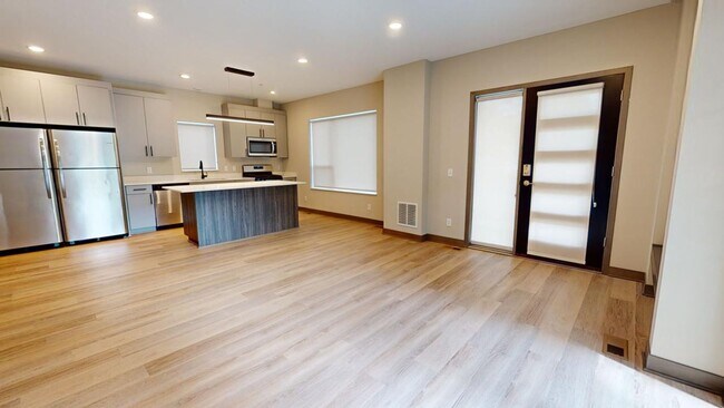 Building Photo - 6th St Triplex