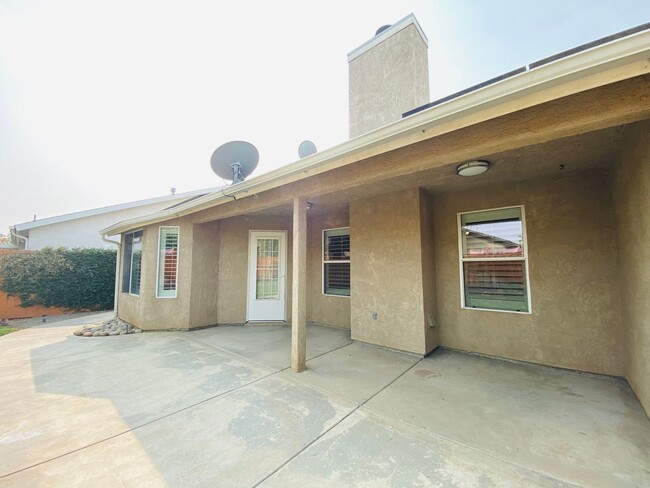 Building Photo - $2,300 Fresno Bluffs, 3 Bedroom, Solar Pan...