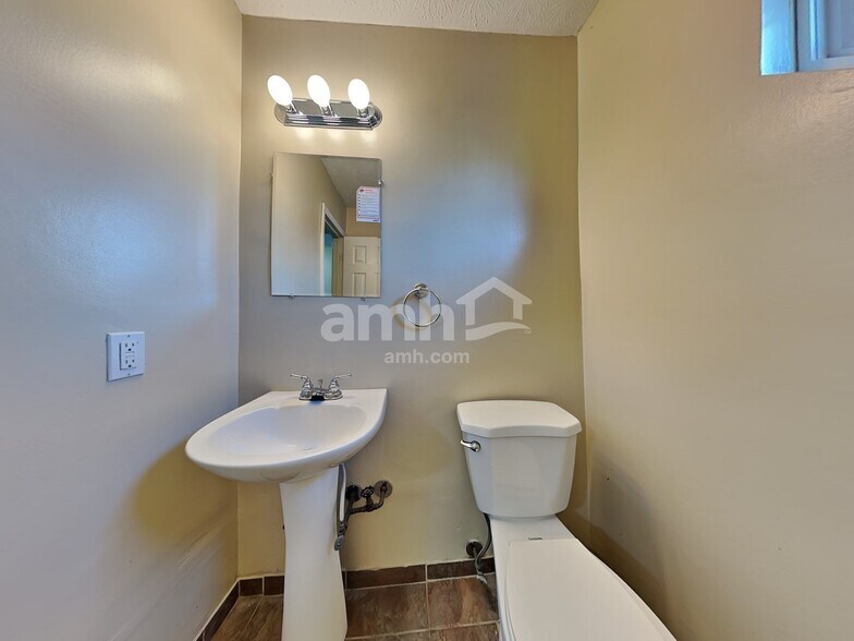 Building Photo - 12111 Pepperwood Dr