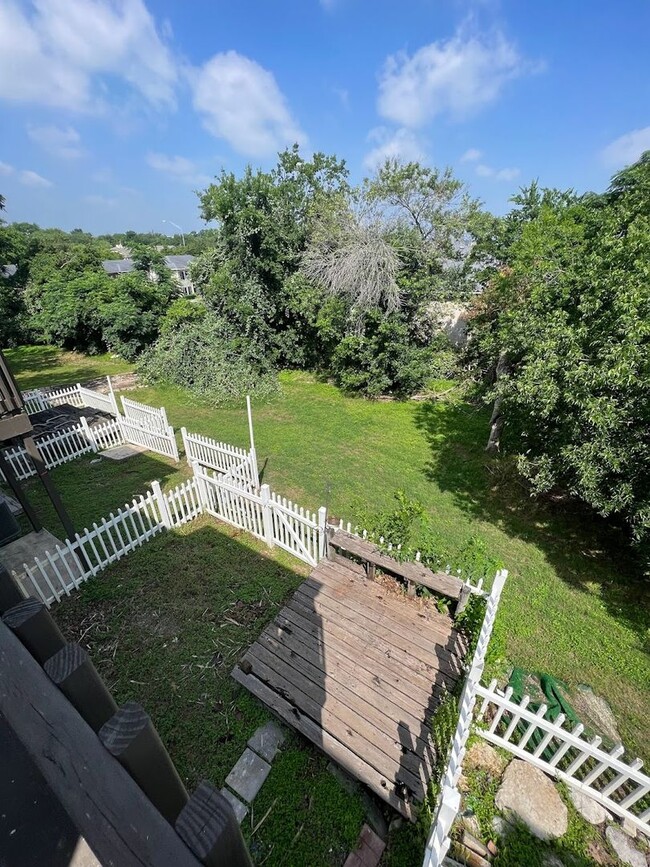 Building Photo - RIVER CROSSING TOWNHOME - 2BD -2.5BA - GRE...