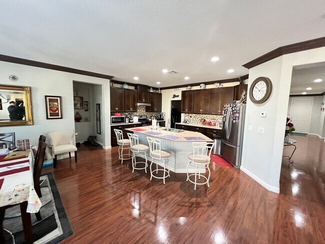 Building Photo - 1 Story 4Bed Pool Built in BBQ