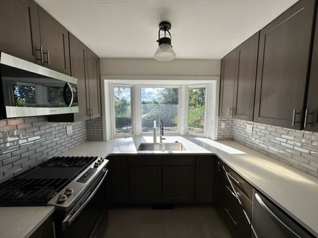 Building Photo - 4BR SFR w/Garage, Updated Kitchen - Deck & Yard in Englewood