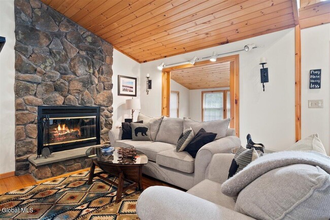 Building Photo - 27 Holly Ln