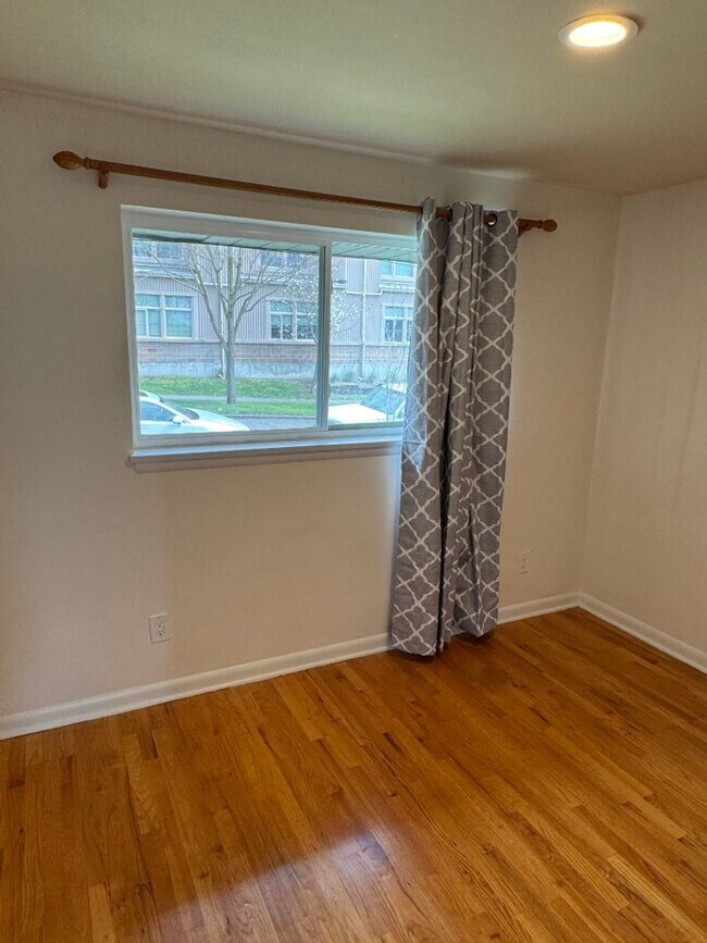Building Photo - 2bd/1ba Seattle Apartment