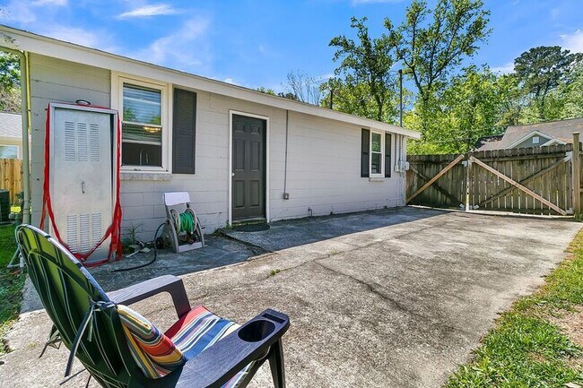 Building Photo - 1442 Agatha St