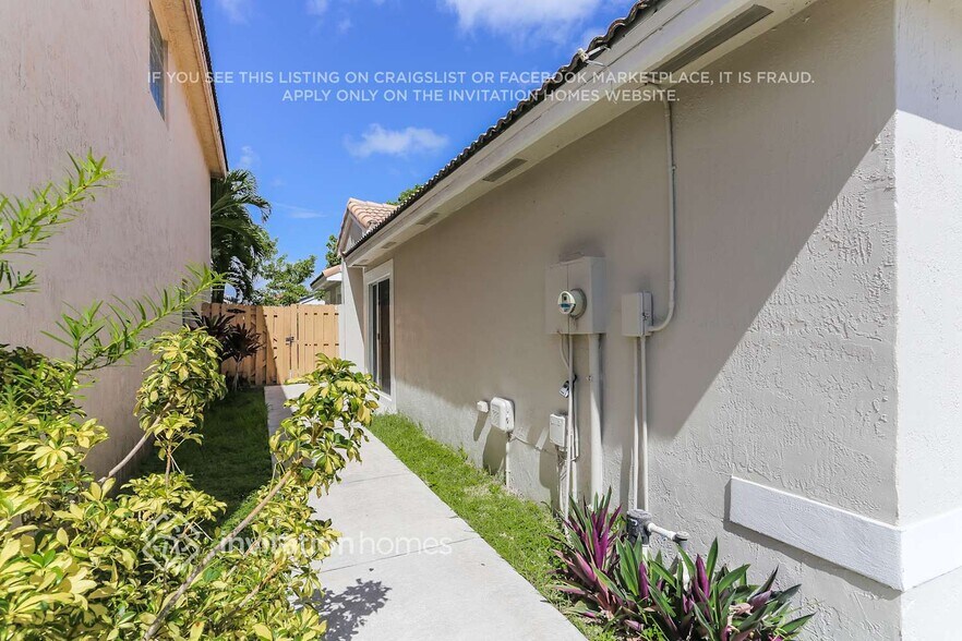 Building Photo - 8410 SW 157th Ct
