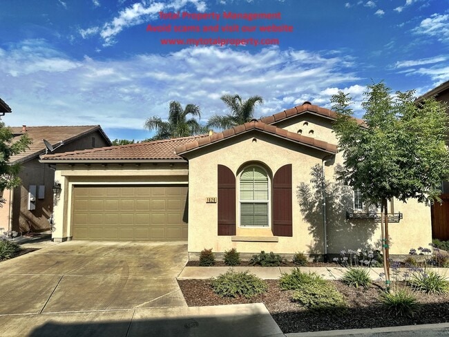 Primary Photo - 1426 N Siena St