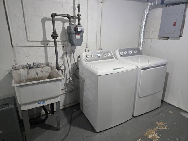 Building Photo - Charming 3-Bedroom Property in Prime Location