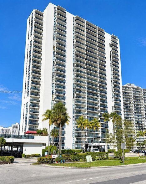 Building Photo - 3675 N Country Club Dr