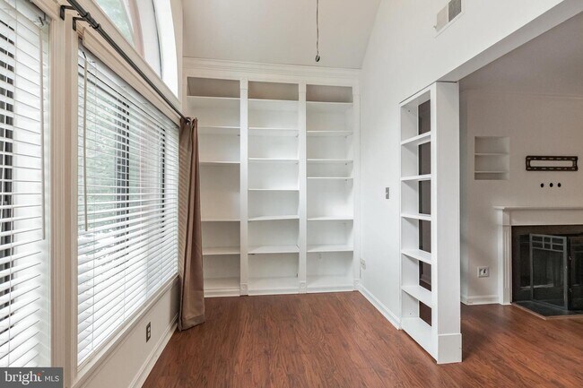 Building Photo - 2811 Lee Oaks Ct