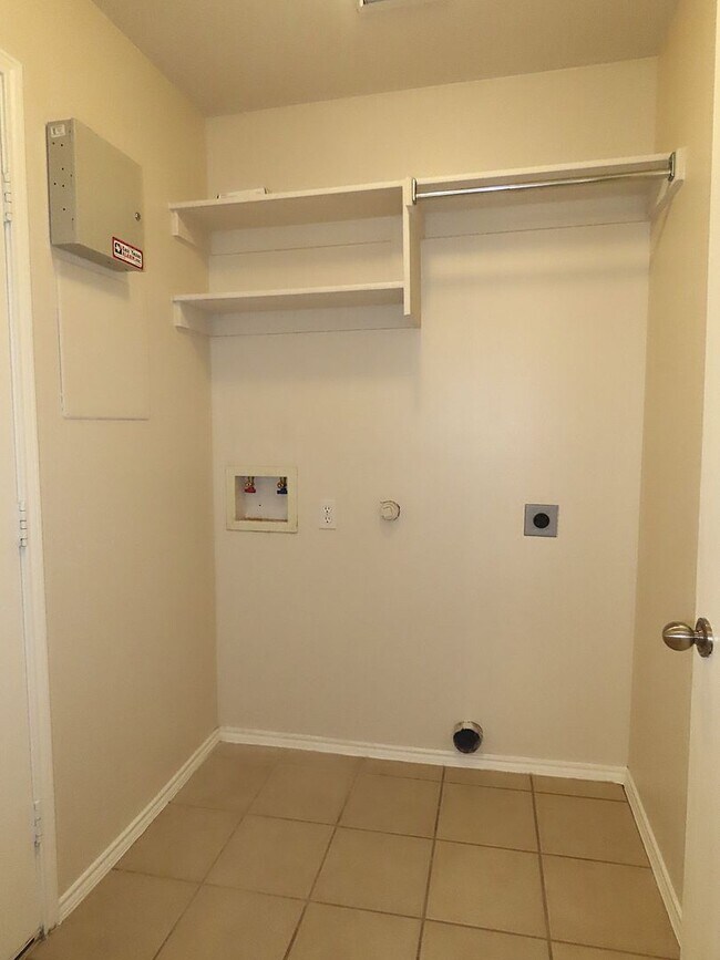 Building Photo - Beautiful 3 Bedroom, 2 Bath Home in Flint!