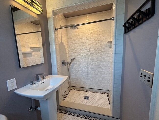 Building Photo - Historic Charm, Modern Comfort | 4BR +Bonu...
