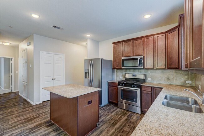 Building Photo - Move-In Ready! Open-Concept Home in Prime Conroe Location