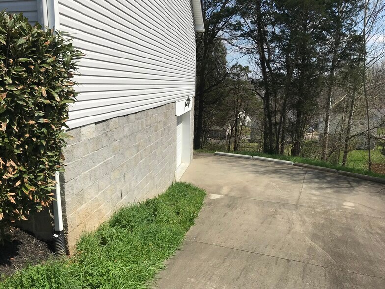 Building Photo - 1053 Red Apple Ct