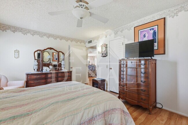 Building Photo - 9807 W Mockingbird Dr