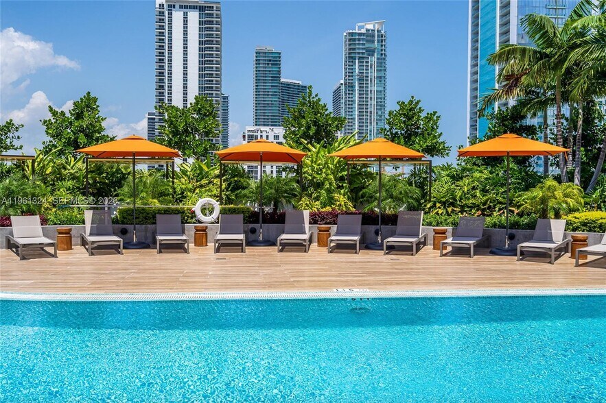 Building Photo - 700 NE 24th St