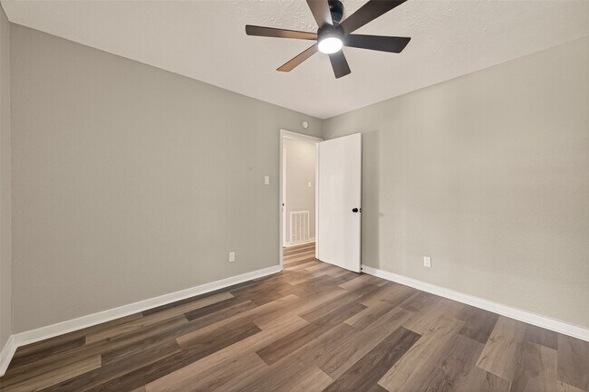 Building Photo - 3703 Tiffany Dr