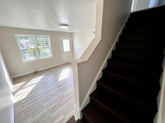 Building Photo - JUST Renovated! - 3 Bedroom 1 Bathroom - C...