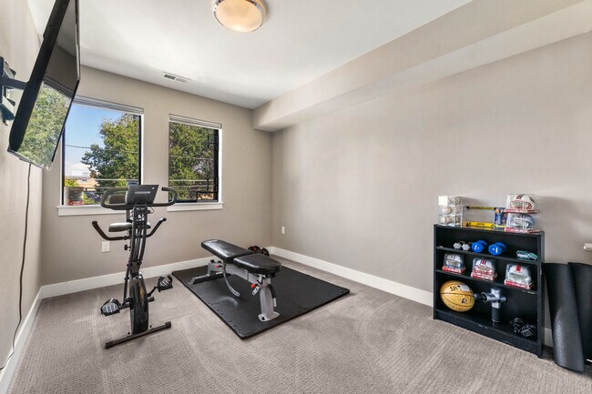 Building Photo - 1544 Utica St