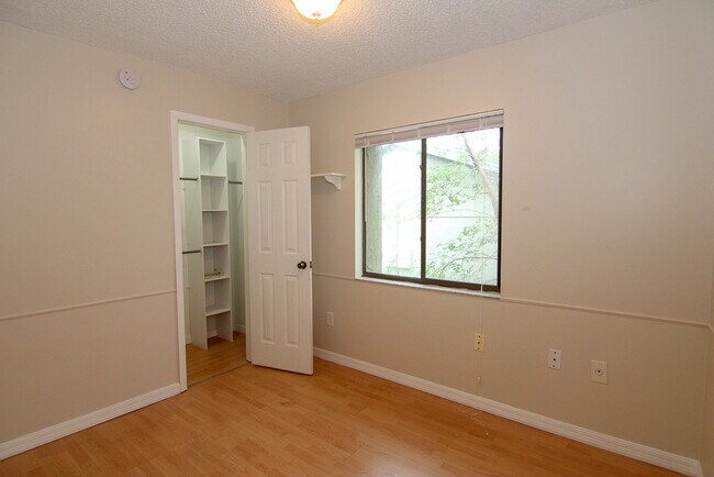 Building Photo - 3/2 Single Family home with Fenced Yard