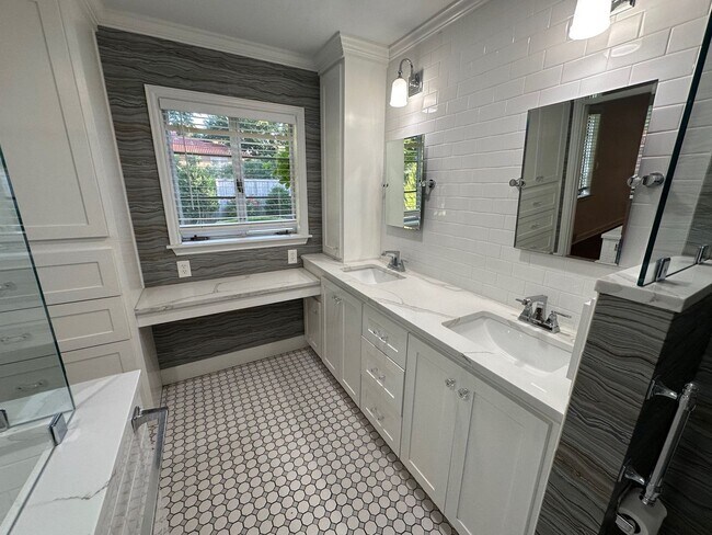 Building Photo - Must see, beautiful home!