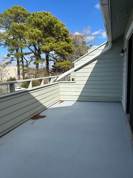 Building Photo - 100 Shadow Moss Pl