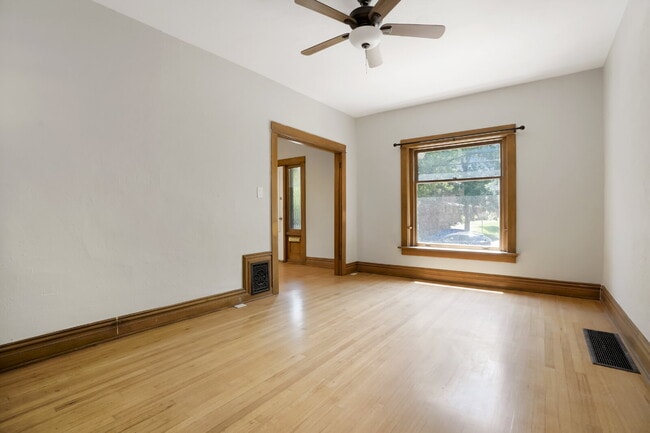 Building Photo - Charming 4 Bed, 2 Bath Town Home in Prime ...