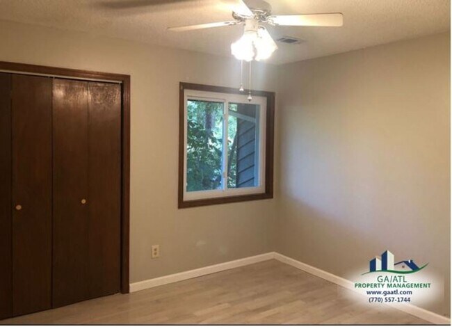 Building Photo - Spacious home in Stone Mountain with sunroom