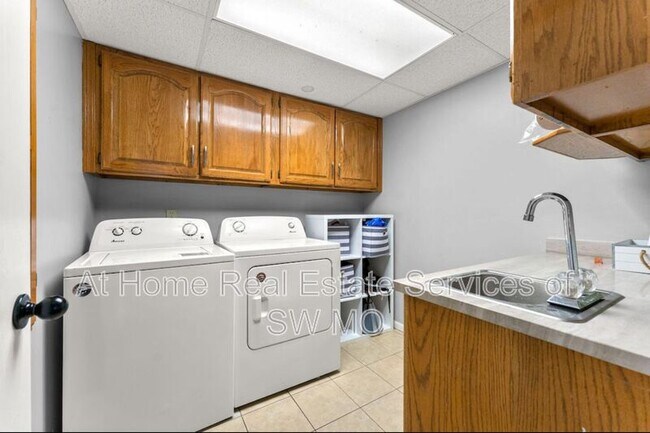 Building Photo - 5445 S Franklin Ave