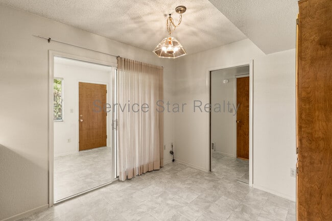 Building Photo - 4938 E Earll Dr