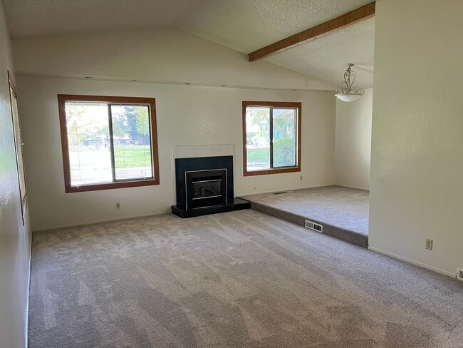 Building Photo - TENTATIVELY RENTED 4 Bedroom 2 Bathroom Si...