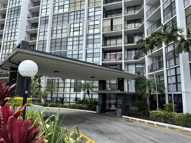 Building Photo - 1000 Parkview Dr