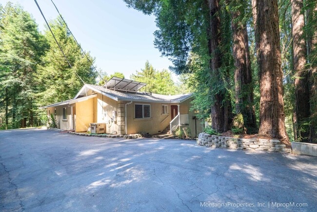Building Photo - Updated and spacious 3 bedroom house on ov...